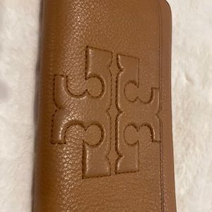 Tory Burch McGraw zip around Continental wallet… Like new!